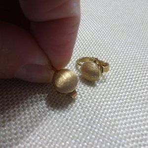 Vintage "TRIFARI CROWN" Button Brushed Gold Clip-On Earrings #262B